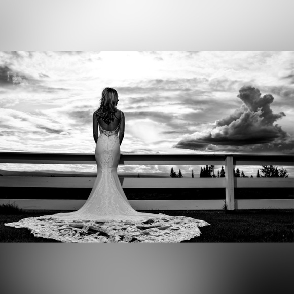 Enzoani : Mckinley : Ivory/Nude : Wedding Dress : Mermaid,train : V-Neck straps - Picture 6 of 16